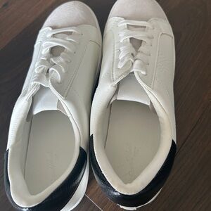 Universal Thread White and Black Low-Top Sneakers